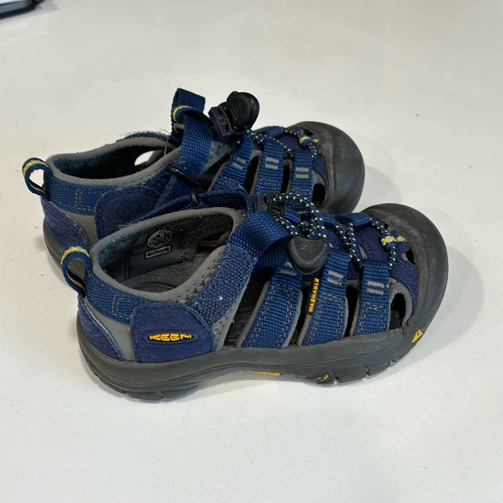 Boys Keen water shoes size 10
